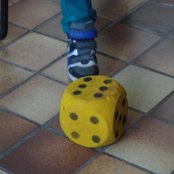 De dobbelsteen bepaald wie het volgende kado mag pakken